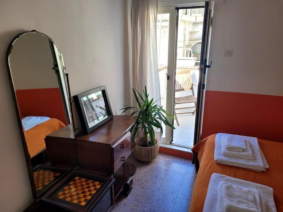 Charming Apartment With Balcony In The Historic Center Napoli Ngoại thất bức ảnh